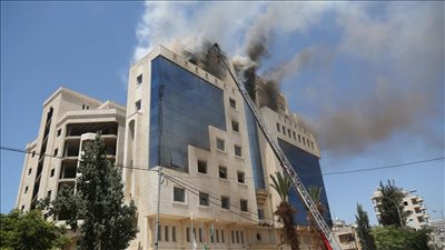 حريق ضخم ببناية تضم قنصليات وسفارات أجنبية برام الله