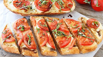 أسهل وصفة لعمل خبز الطماطم