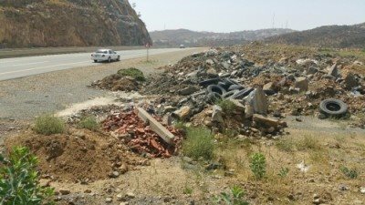 أهالي الباحة يطالبون بإزالة النفايات من الطريق الدائري ومحاسبة المتسببين