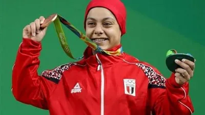 محافظ الإسماعيلية يكرم سارة سمير صاحبة برونزية 