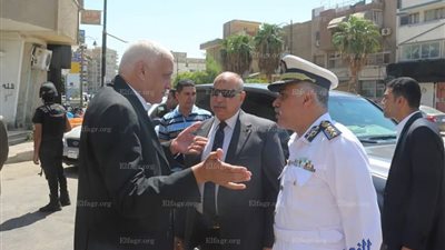 المحافظ ومدير الأمن يتفقدان شارع الشهداء بالسويس لوضع خطة مرورية.. (صور)