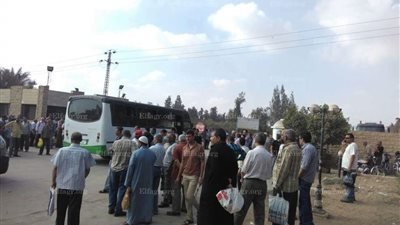 عمال مصنع ببلبيس يواصلون إضرابهم لليوم الثالث لصرف مستحقاتهم ويحررون محاضر ضد المدير (صور)