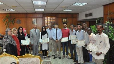 تسليم شهادات إجتياز البرامج التدريبية للطلاب الوافدين من الدول العربية