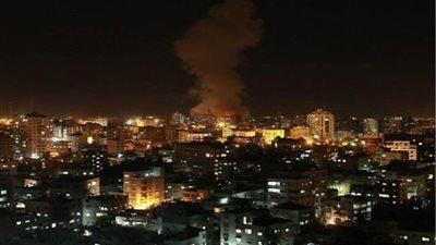 لحظة شن إسرائيل غارات جوية على قطاع غزة (فيديو)