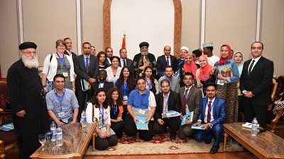 البابا تواضروس يستقبل 40 شابا يمثلون 15 جنسية مختلفة فى العباسية 