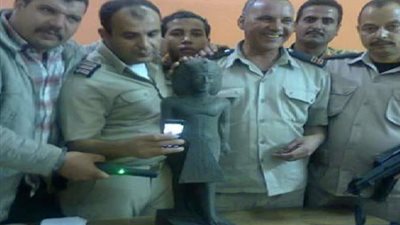 ضبط تمثال أثري بحوزة محكوم عليه فر هارباً بمركز أشمون