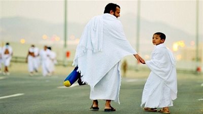 حكم تطييب ملابس الإحرام (فيديو)