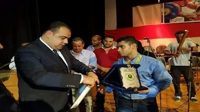 بالصور.. محافظ الفيوم يكرم بطل مصر في رفع الأثقال
