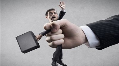 20 علامة تخبرك بأن مديرك يكرهك سراً