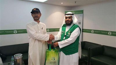 صيني يقطع مسافة 8150 كلم من الصين للسعودية على دراجة لأداء فريضة الحج      