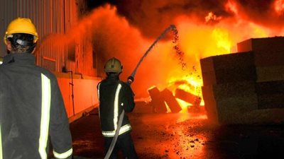 الدفع بـ 4 سيارات للسيطرة على حريق هائل في مصنع سيارات بالشرقية