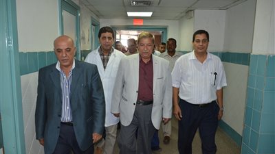  محافظ الإسماعيلية يتابع تركيب أحدث جهاز لقسطرة القلب