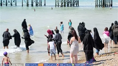 ديلي ميل البريطانية: لسنا فرنسا.. نساء بزي إسلامي تقليدي بشاطيء 