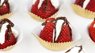 طريقة تحضير الفراولة المحشوة بالموز والكريمة