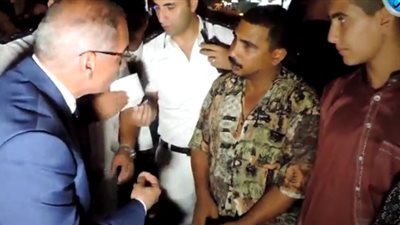 أمن الإسكندرية يعيد طفلة مفقودة لوالدها أثناء جولة لمدير الأمن (فيديو)