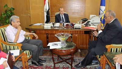 محافظ دمياط يبحث تطوير آداء المستشفيات الحكومية (صور)