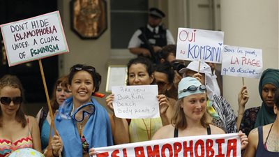 نساء لندن يتظاهرن ضد قرار حظر البوركينى فى فرنسا (صور)