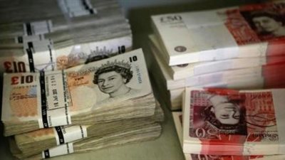 الاسترليني ينخفض أمام الدولار بفعل المخاوف من التداعيات الاقتصادية