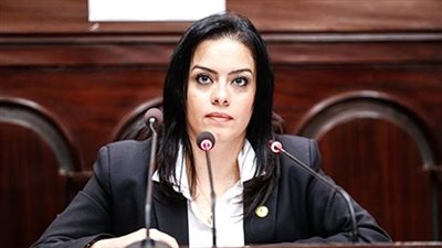 نائبة برلمانية تعلن على الهواء: 