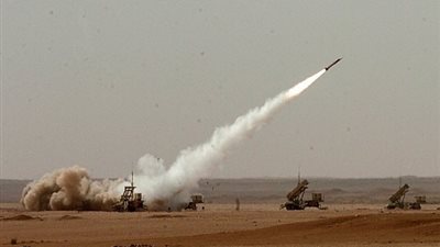 الدفاع الجوى السعودى يعترض صاروخاً بالستياً بسماء جازان 