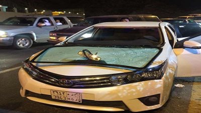 إصابة 3 شباب بانفجار لحظي داخل سيارة بالطائف