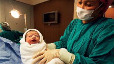 كاتب إسرائيلي: يولد طفل مصري كل 6 ثوانٍ