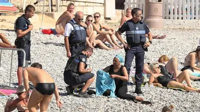 صحيفة بريطانية: مسرحية انخدع بها العالم.. إجبار فرنسية على خلع 