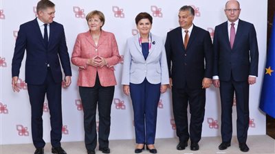 اندبندنت: زعماء الغرب يدفعون ميركل نحو إنشاء جيش أوروبي مشترك