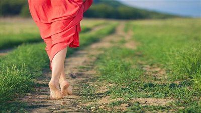  دراسة .. المشي حافي القدمين ساعة يوميا يساعد علي تخفيض الضيق وتحسين المزاج