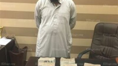ضبط سائق بحوزته نصف مليون جنيه يتاجر بهم في السوق السوداء بالدقهلية