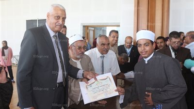 محافظ السويس يكرم الطلبة الأوائل بالمدارس الازهرية والفنية.. (صور)  