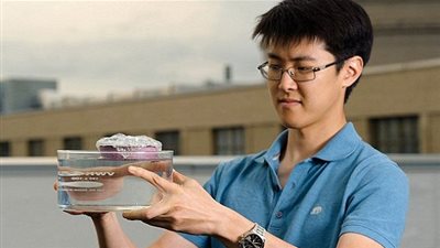 علماء يبتكرون جهازًا جديداُ أشبه بالأسفنجة لغليان الماء بواسطة الأشعاعات الشمسية