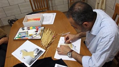  مبدع ايراني يرسم لوحات فنية بأستخدام سيقان نبات القمح 