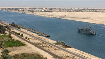غرق لنشين في قناة السويس.. ومعدات الهيئة تتحرك لانتشالهما من المياه