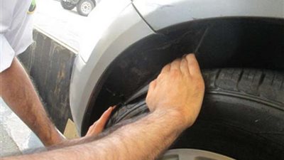 إحباط تهريب 81 لتر خمور خُبّئت بخزان وقود مركبة