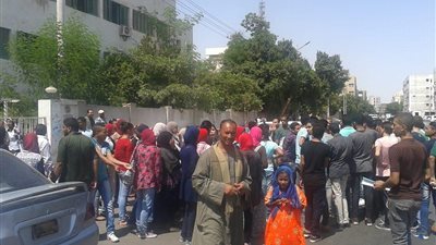 تعليم قنا  يحاول إقناع الطلاب بفض التجمهر أمام مبنى المديرية