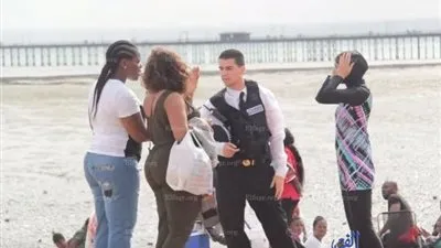 بريطانيات تدافعن عن امرأة ترتدي 