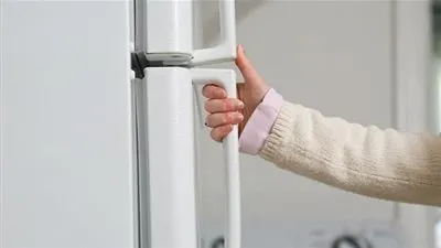 احذر فتح باب الثلاجة بين الساعة 3:30 – 5:00 مساءً.. والسبب صادم!