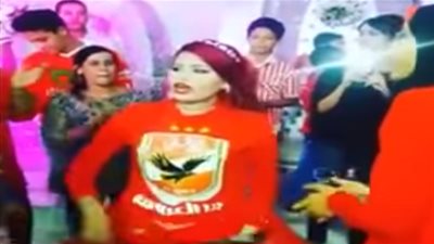 عروس أهلاوية تشعل حفل زفافها بأغاني الألتراس (فيديو)