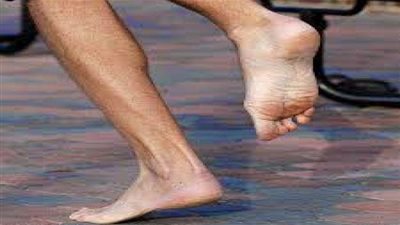 حكم دخول الرجل الحمام حافي القدمين