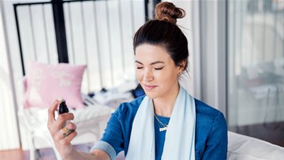  طريقة سهلة ومميزة لعمل مثبت مكياج طبيعي في المنزل