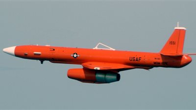 امرأة تسقط الطائرة بواسطة بندقية الرش