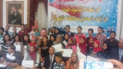 محافظ القاهرة يُکرم المتفوقين من أبناء العاملين ويمنحهم مكافأة ماليه  