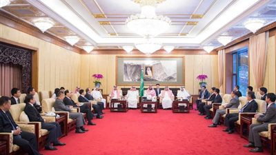 ولي ولي العهد يجتمع بمجموعة من مسؤولي الشركات الصينية