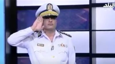 ضابط بالمرور يقف دقيقة حداد على أرواح ضحايا حوادث الطرق