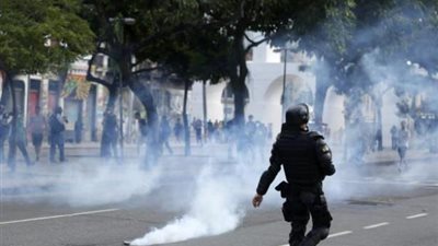 شرطة البرازيل تطلق الغاز المسيل للدموع على محتجين تظاهروا ضد عزل 