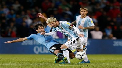 بالفيديو والصور.. مشجع أرجنتيني يقتحم لقاء أوروجواي  ويفاجئ ميسي بتقبيل قدمه 