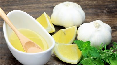 تعرفي على الفوائد الصحية المذهلة لعصير الليمون بالثوم