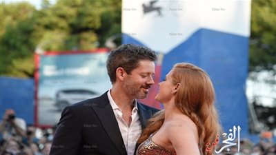 قبلات إيمى آدامز وزوجها تخطف الأنظار فى مهرجان فينسيا ..(صور)