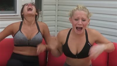 بالفيديو.. رد فعل فتاتين بعد التهامهن أحر أنواع الفلفل!